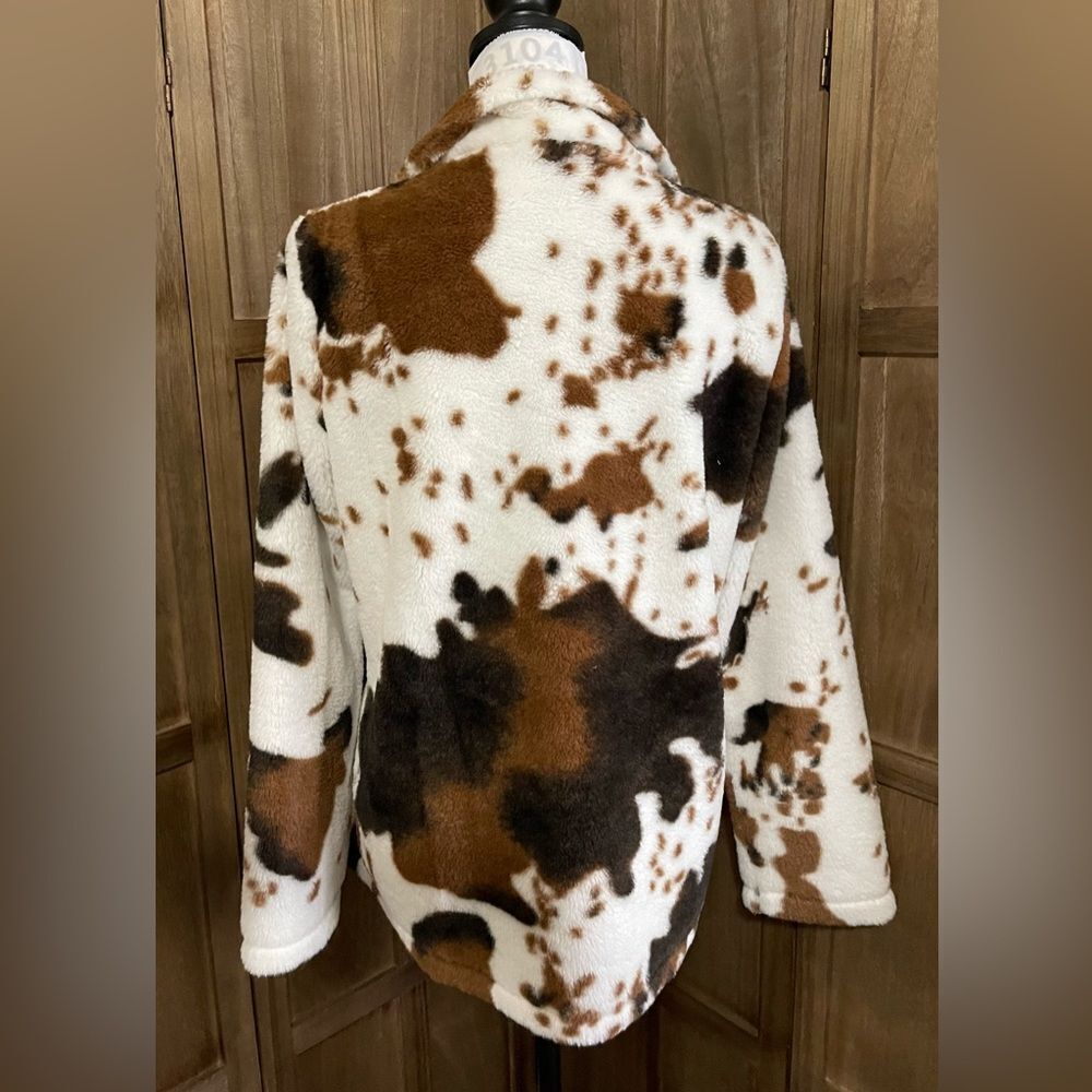 Women’s Cowhide Print Fleece Pullover. - Picture 5 of 6